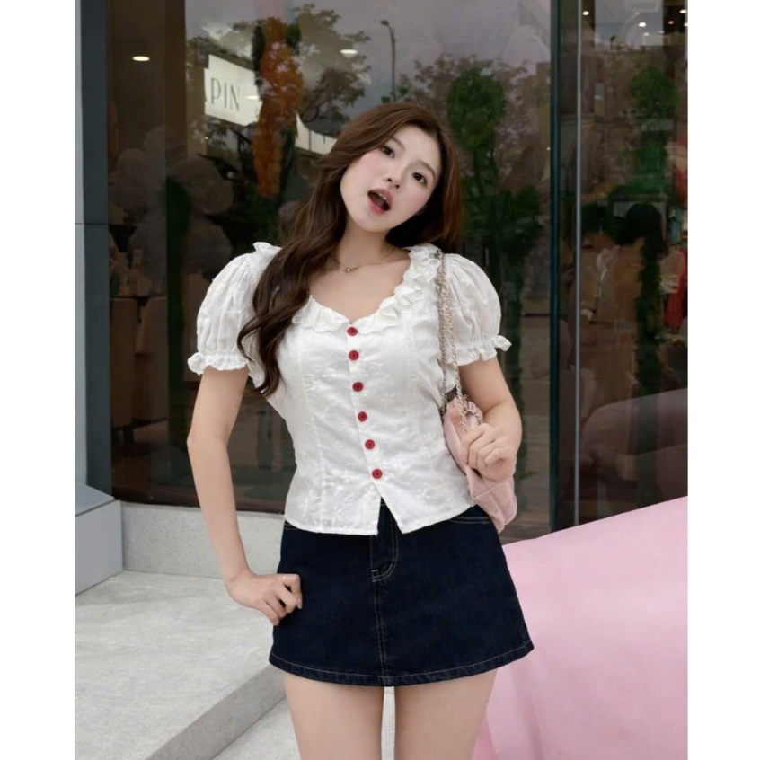Áo sơ mi cổ bèo tay ngắn phối cúc đỏ dọc dáng ngắn dễ thương LABEL A83