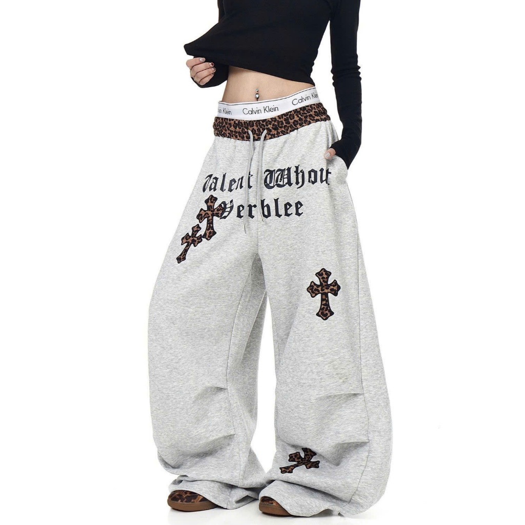 (cờ mẽo L) Quần nỉ ống bí rộng cá tính unisex tone xám đen kèm phụ kiện và hoạ tiết hiphop QN004 - Tiktik