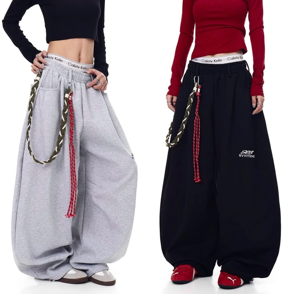 (cờ mẽo L) Quần nỉ ống bí rộng cá tính unisex tone xám đen kèm phụ kiện và hoạ tiết hiphop QN004 - Tiktik