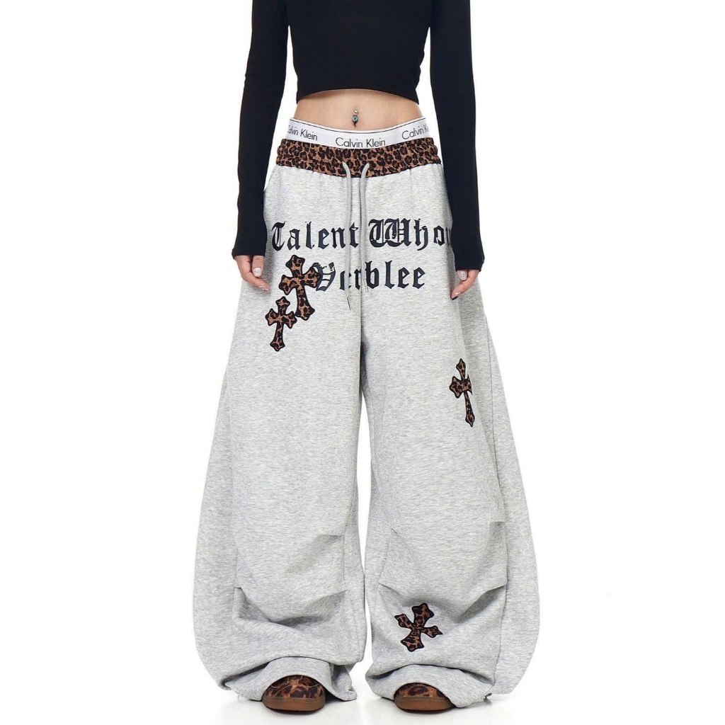 (cờ mẽo L) Quần nỉ ống bí rộng cá tính unisex tone xám đen kèm phụ kiện và hoạ tiết hiphop QN004 - Tiktik