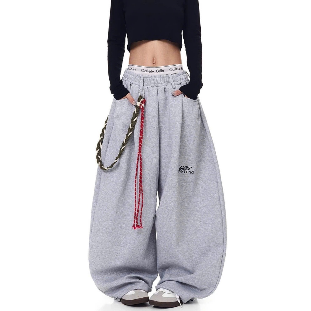 (cờ mẽo L) Quần nỉ ống bí rộng cá tính unisex tone xám đen kèm phụ kiện và hoạ tiết hiphop QN004 - Tiktik