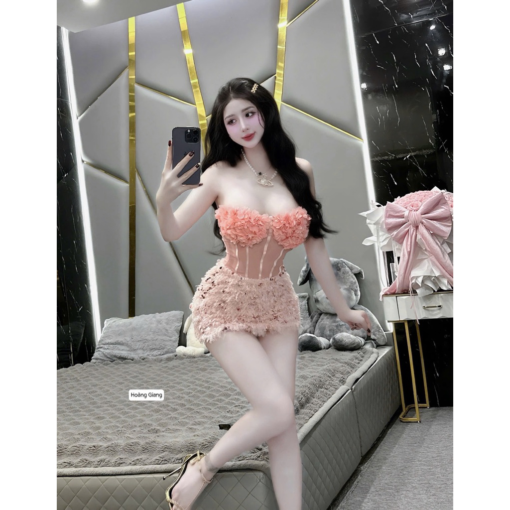 Đầm body đính hoa ngực lưới eo phối lông dáng ngắn tôn dáng