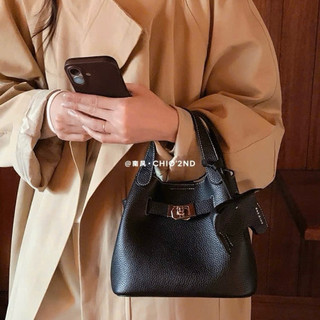 Túi Chio Charm Voi Dáng Giỏ Bucket Da Togo mềm Đeo Chéo