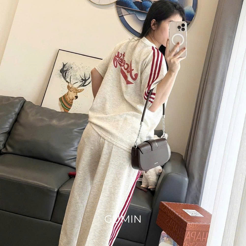 Set bộ nỉ GUMIN thiết kế phối sọc đỏ gồm áo thun cộc tay kèm quần suông rộng thêu chữ sang chảnh, Set bộ đồ nữ cá tính c