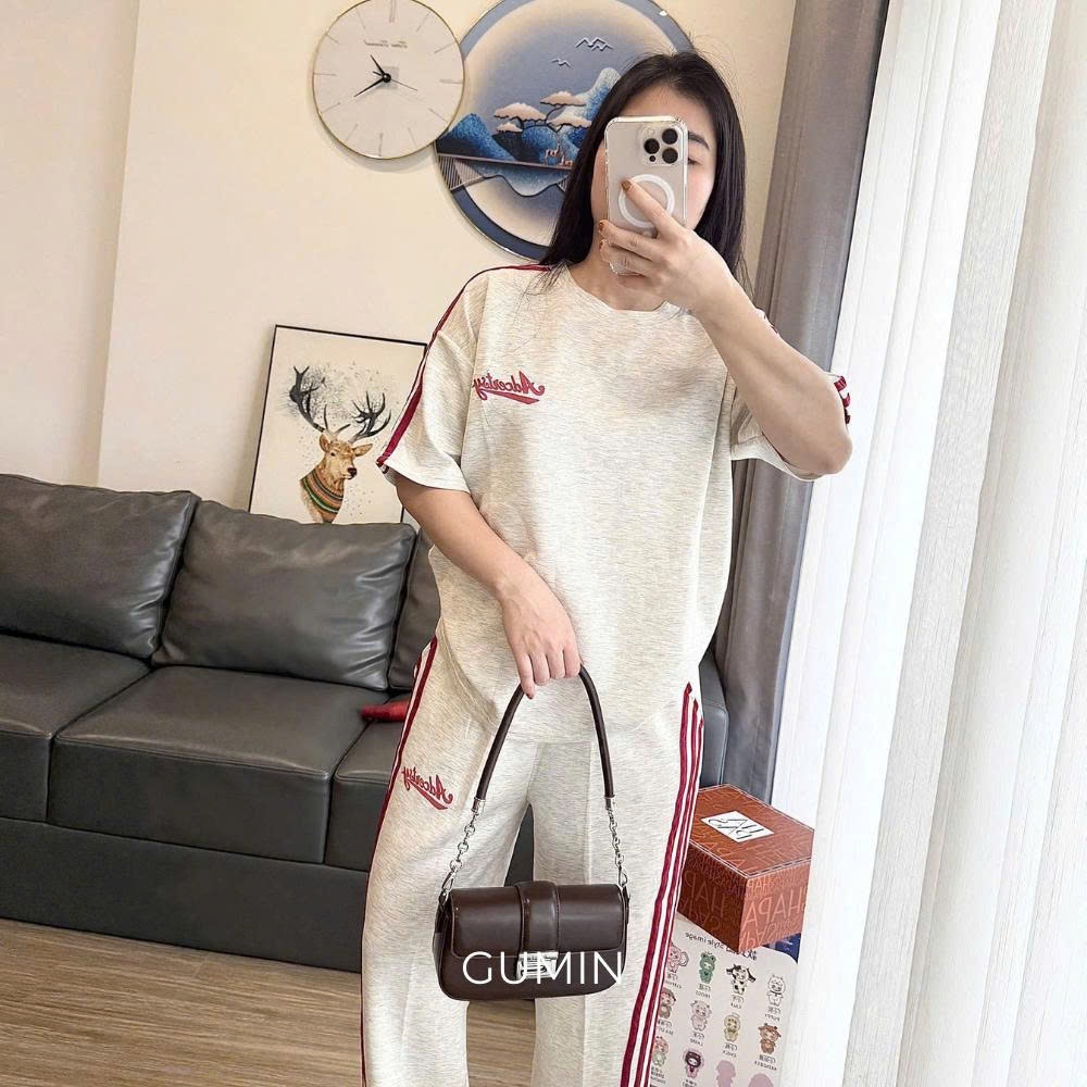 Set bộ nỉ GUMIN thiết kế phối sọc đỏ gồm áo thun cộc tay kèm quần suông rộng thêu chữ sang chảnh, Set bộ đồ nữ cá tính c