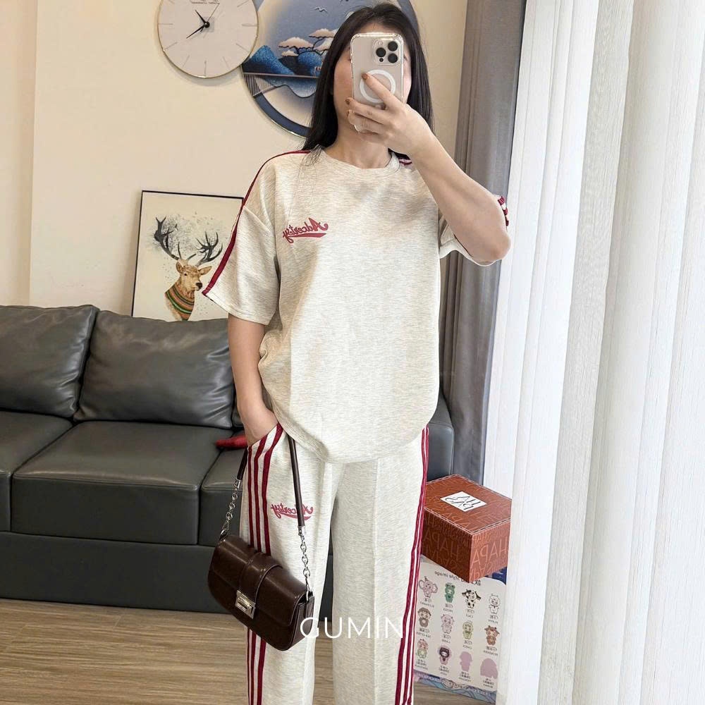 Set bộ nỉ GUMIN thiết kế phối sọc đỏ gồm áo thun cộc tay kèm quần suông rộng thêu chữ sang chảnh, Set bộ đồ nữ cá tính c