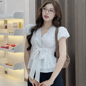 Áo thô bôi cổ V phối ren buộc nơ cách điệu, áo kiểu tay bồng tôn dáng LABEL A107