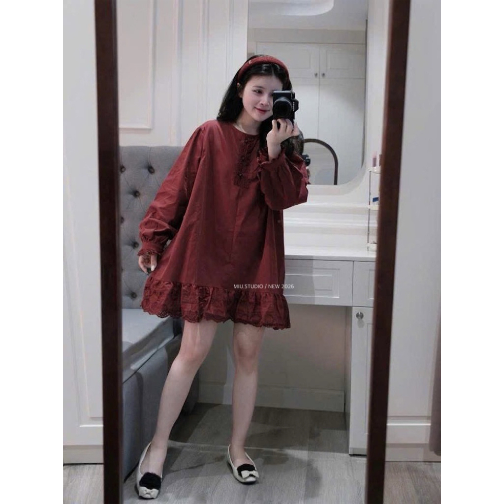 MIU.STUDIO • Áo váy babydoll dáng ngắn tay bồng đính khuy ngọc phối viền ren cao cấp , bầu bí bon chen thoải mái