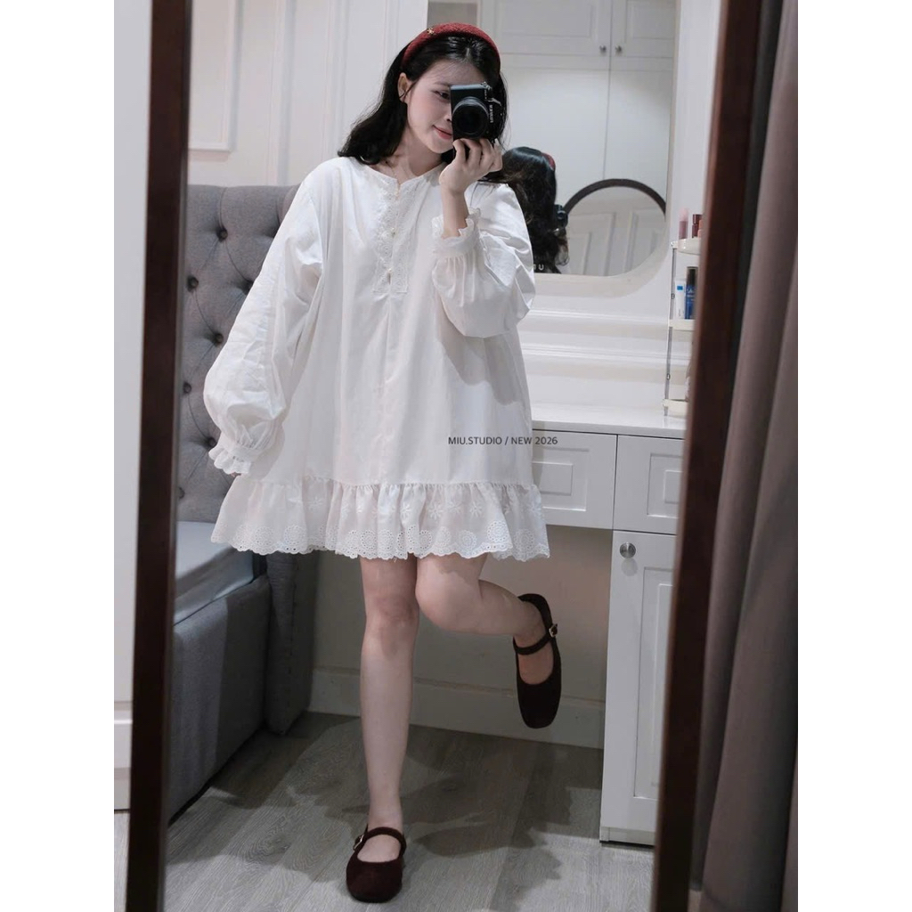 MIU.STUDIO • Áo váy babydoll dáng ngắn tay bồng đính khuy ngọc phối viền ren cao cấp , bầu bí bon chen thoải mái