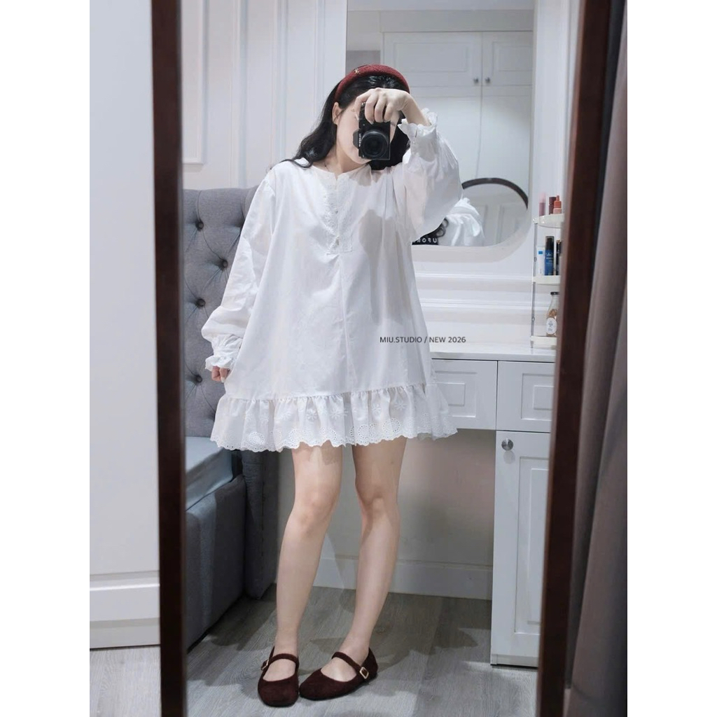 MIU.STUDIO • Áo váy babydoll dáng ngắn tay bồng đính khuy ngọc phối viền ren cao cấp , bầu bí bon chen thoải mái