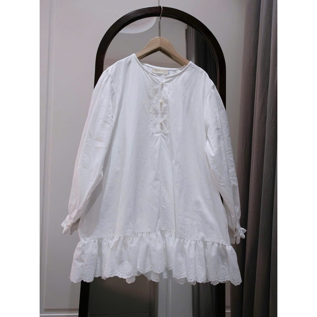 MIU.STUDIO • Áo váy babydoll dáng ngắn tay bồng đính khuy ngọc phối viền ren cao cấp , bầu bí bon chen thoải mái