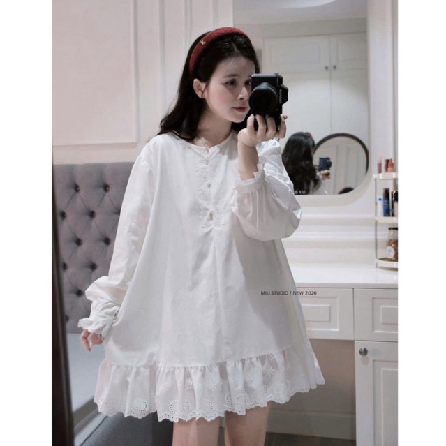 MIU.STUDIO • Áo váy babydoll dáng ngắn tay bồng đính khuy ngọc phối viền ren cao cấp , bầu bí bon chen thoải mái