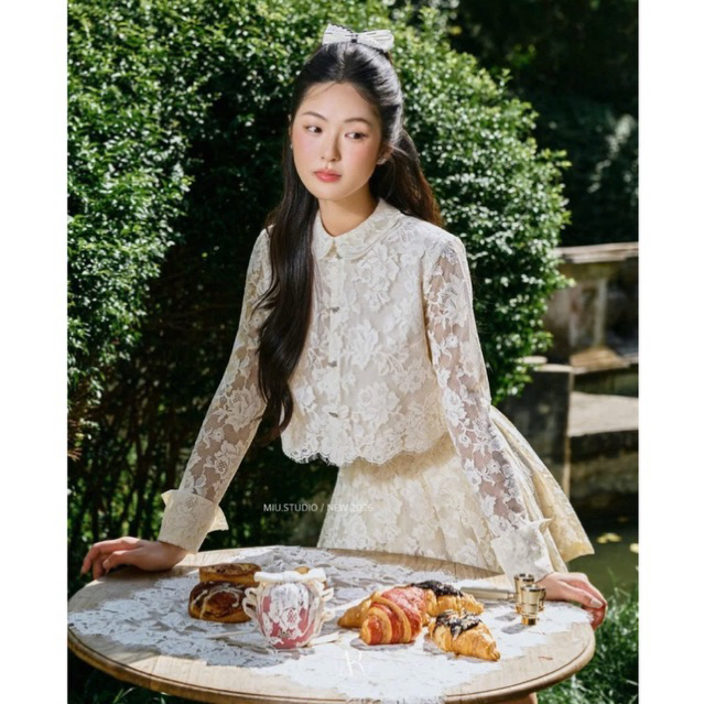 MIU.STUDIO • Set ren trắng tiểu thư nữ tính , Áo ren hoa cổ sen dài tay dáng croptop kèm chân váy xoè dập ly thanh lịch
