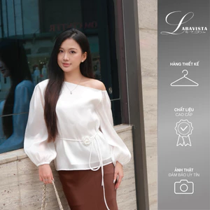 LABAVISTA Áo tơ nến lệch vai kèm belt hoa mang phong cách nhẹ nhàng trang nhã