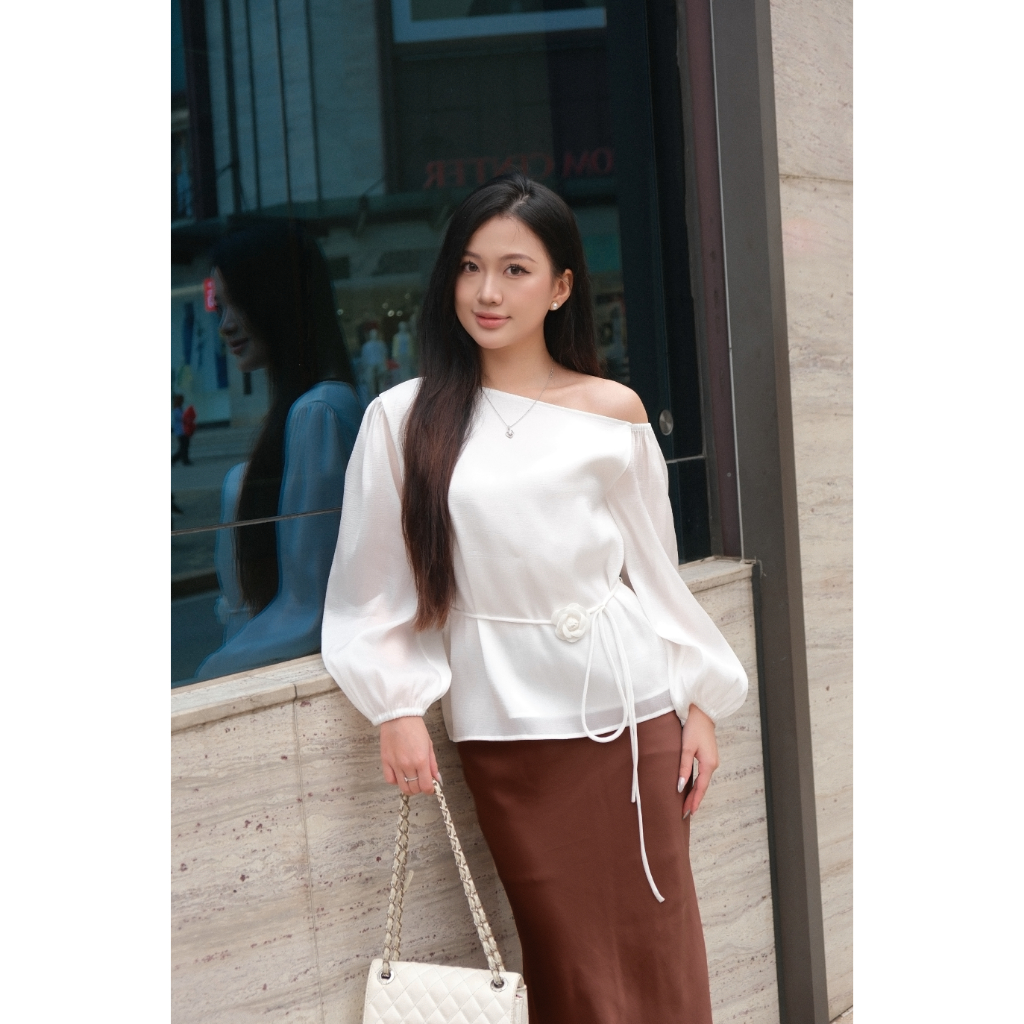 LABAVISTA Áo tơ nến lệch vai kèm belt hoa mang phong cách nhẹ nhàng trang nhã