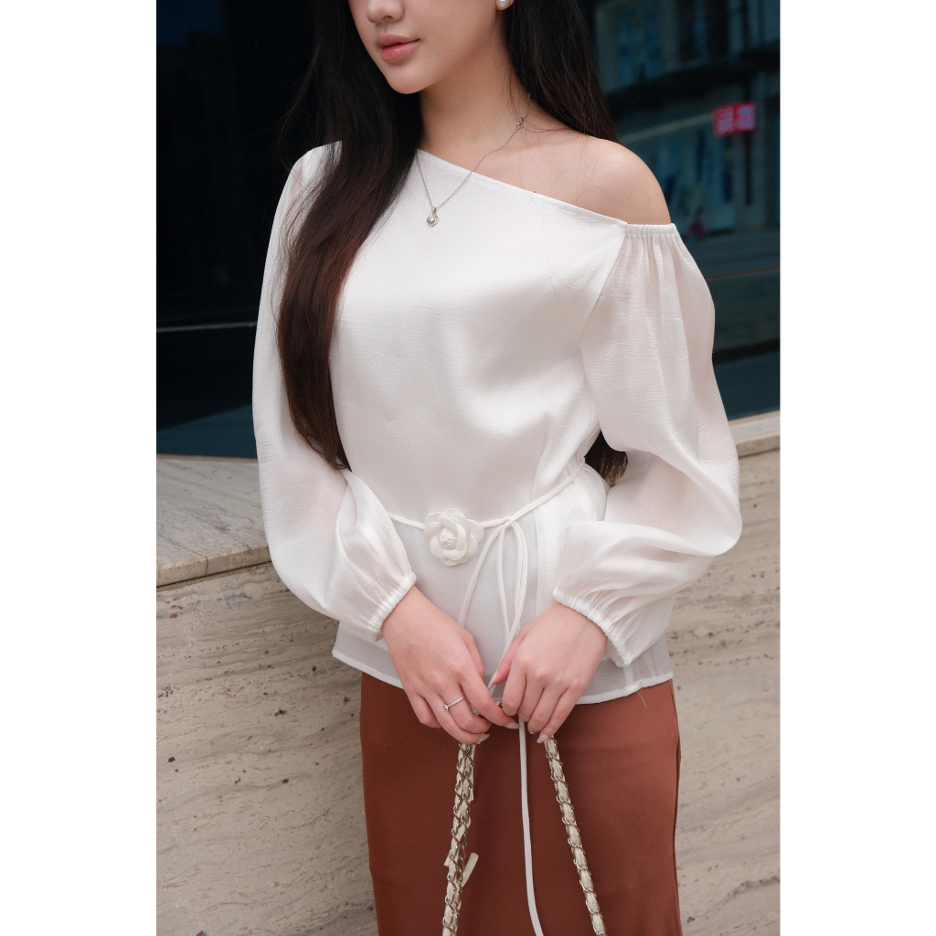 LABAVISTA Áo tơ nến lệch vai kèm belt hoa mang phong cách nhẹ nhàng trang nhã