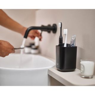 HCM Hộp đựng bàn chải đánh răng Joseph Joseph EasyStore 70598 màu đen cao cấp GermanySNT