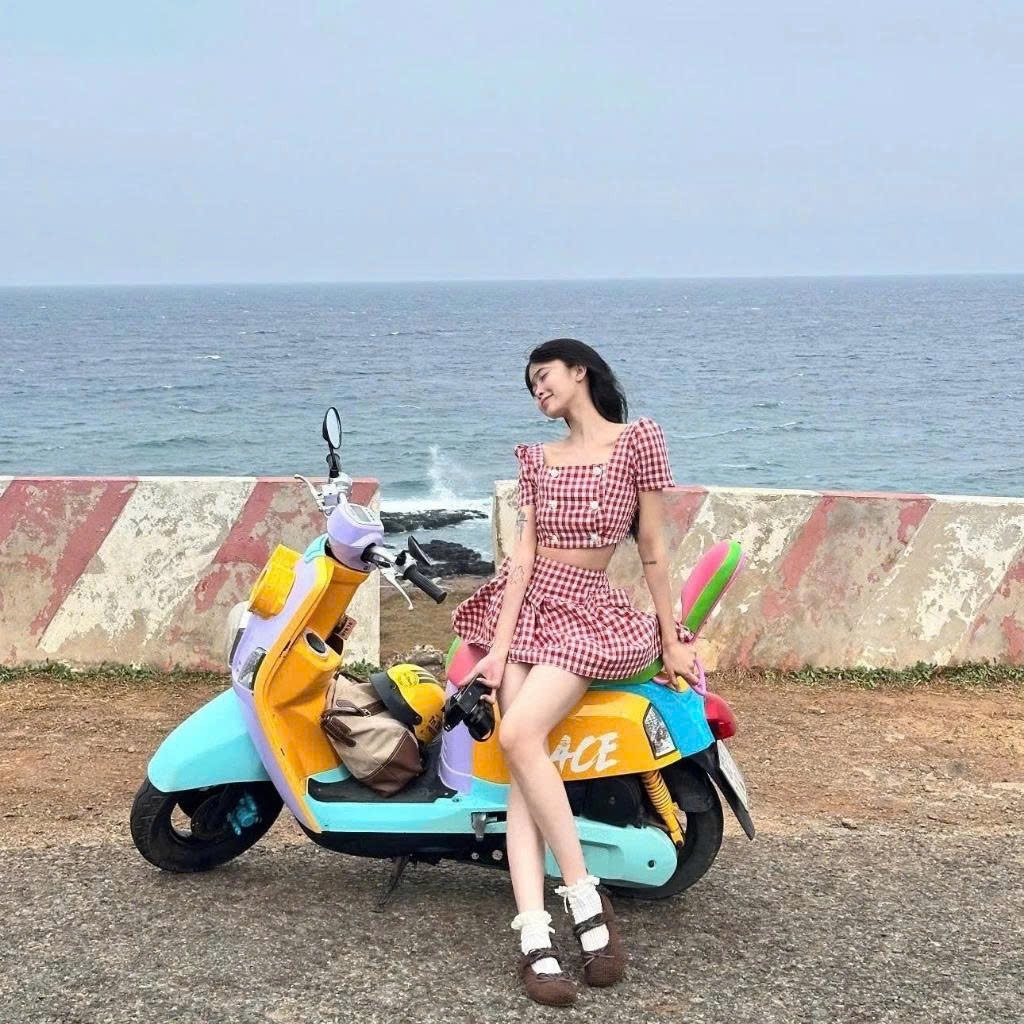 Set Váy Cổ Vuông Cộc Tay Croptop Kèm Chân Váy Xòe Ngắn Kẻ Caro Đỏ Cạp Cao Đi Biển, Du Lịch SAN Clothings - P189