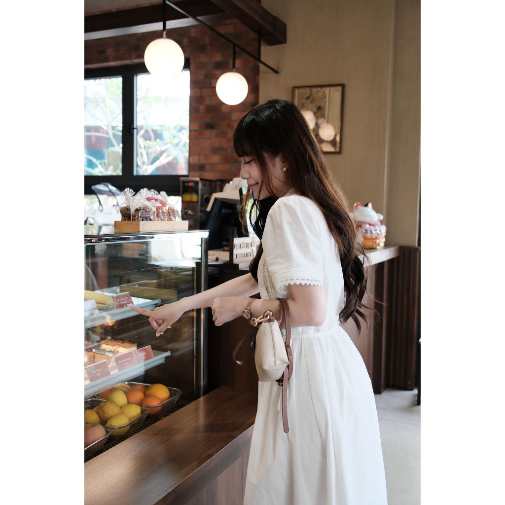 Đầm maxi Chililuu váy maxi dáng dài cổ sen tròn tay phối ren thanh lịch phong cách Hàn Quốc.