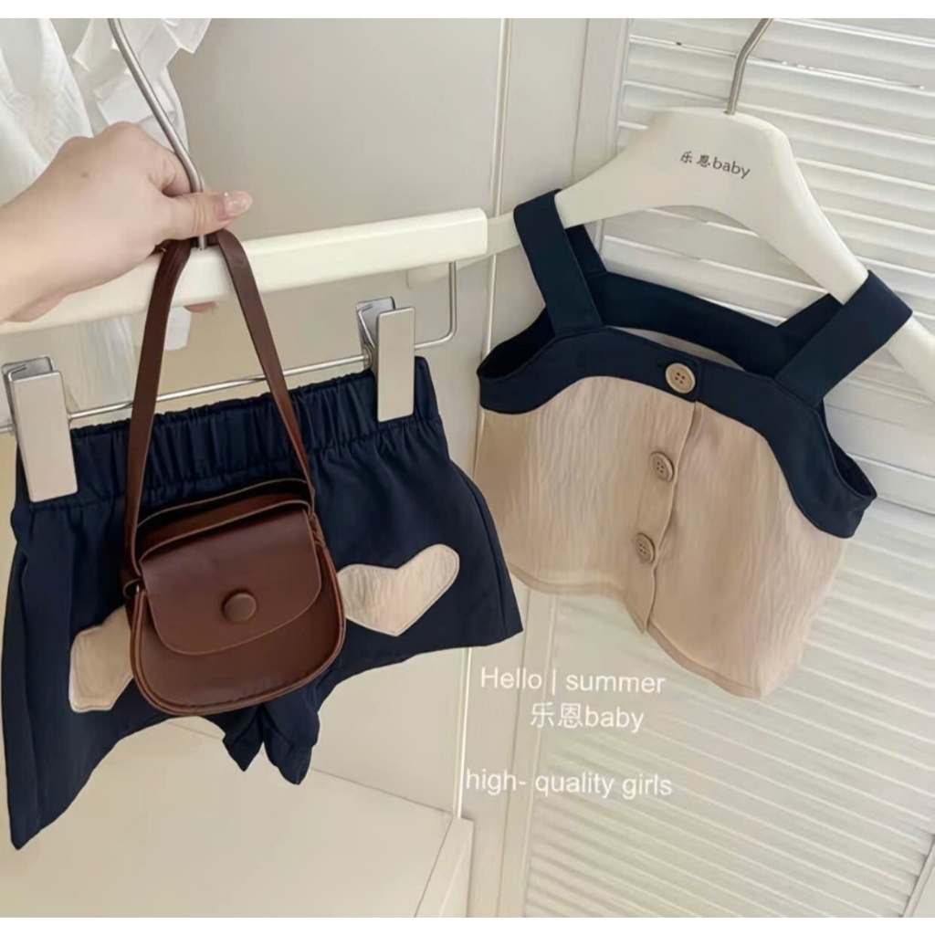 Set đồ bé gái gồm áo hai dây và quần đùi