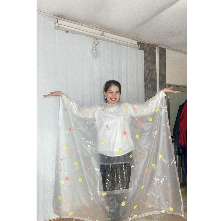 Áo mưa cánh dơi 2 tà thân rộng nhựa dẻo dai chống thấm nước chống gió in họa tiết hoa nhí xinh xắn thanh lịch.