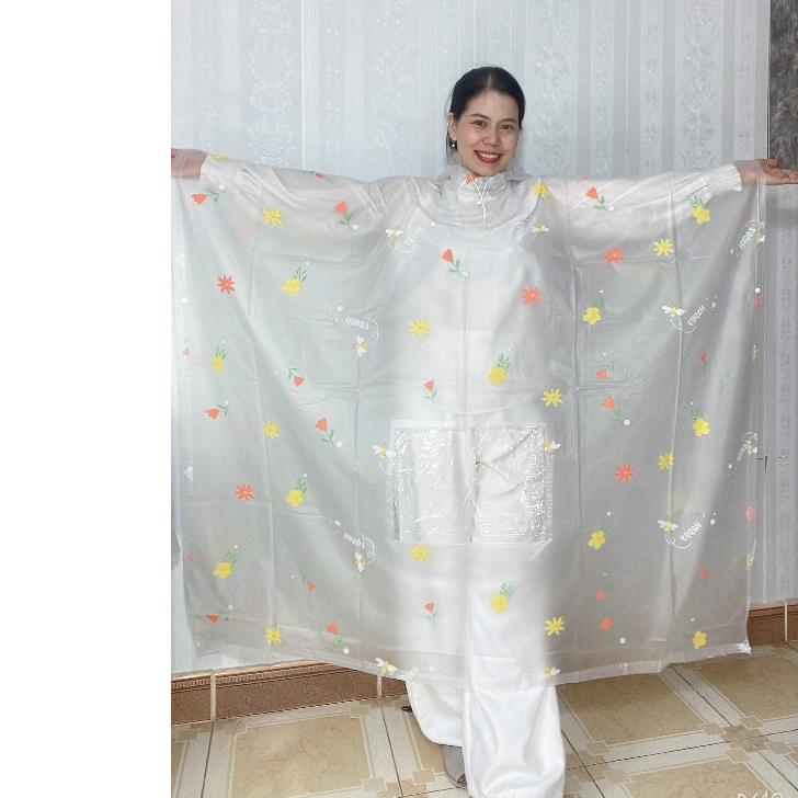 Áo mưa cánh dơi 2 tà thân rộng nhựa dẻo dai chống thấm nước chống gió in họa tiết hoa nhí xinh xắn thanh lịch.