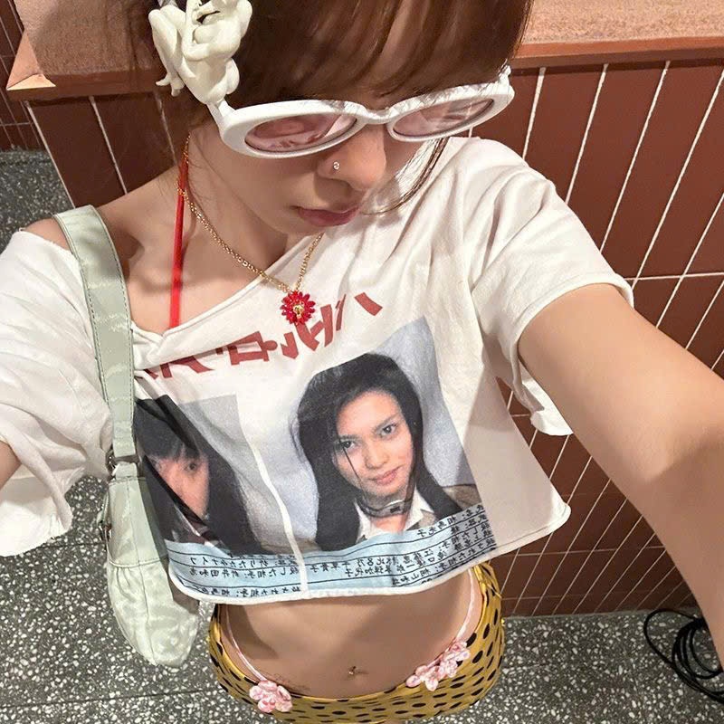 (sẵn)Áo thun croptop trễ vai cộc tay dáng rộng màu trắng hoạ tiết hình cô gái cá tính ATV035 - Tiktik