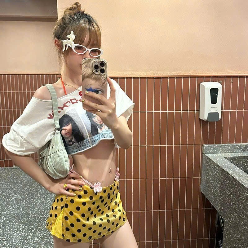 (sẵn)Áo thun croptop trễ vai cộc tay dáng rộng màu trắng hoạ tiết hình cô gái cá tính ATV035 - Tiktik