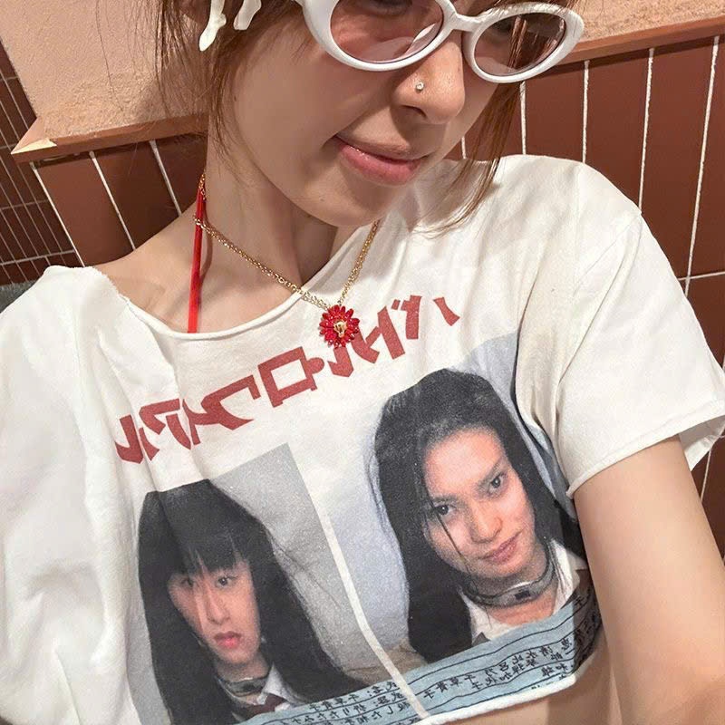 (sẵn)Áo thun croptop trễ vai cộc tay dáng rộng màu trắng hoạ tiết hình cô gái cá tính ATV035 - Tiktik