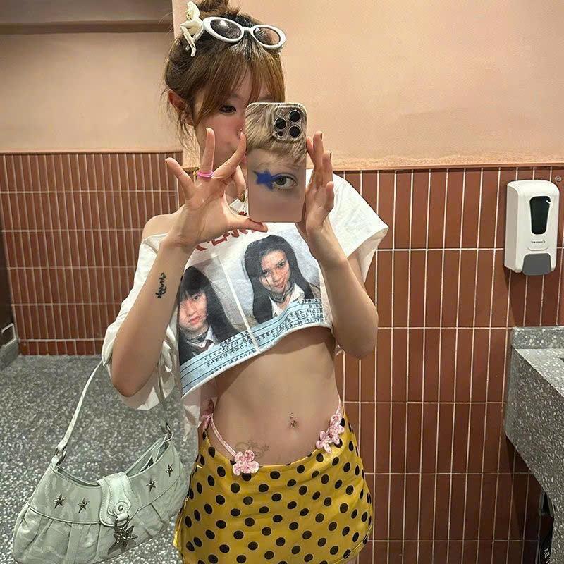 (sẵn)Áo thun croptop trễ vai cộc tay dáng rộng màu trắng hoạ tiết hình cô gái cá tính ATV035 - Tiktik