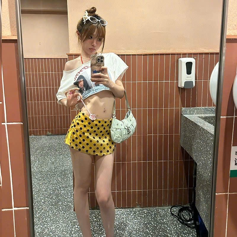 (sẵn)Áo thun croptop trễ vai cộc tay dáng rộng màu trắng hoạ tiết hình cô gái cá tính ATV035 - Tiktik