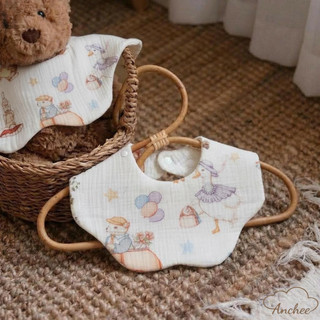 Set 2 YẾM CỔ TÍCH XÔ MUSLIN cổ hoa CHO BÉ – MẪU MỚI SIÊU DỄ THƯƠNG