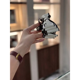 kẹp tóc nơ trắng viền đen phối sang chảnh qccc