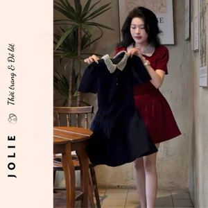Váy Đen Xòe Phối Cổ Ren Ngọc Trai – Phong Cách Tiểu Thư Paris.