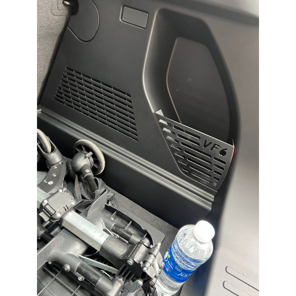 chắn hộc cốp vf6