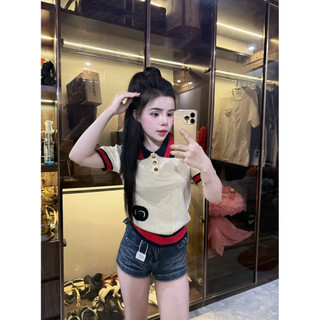 Áo cộc len polo phối cúc vàng thêu xù