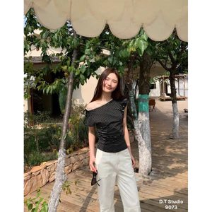 𝒄𝒂𝒎.𝒄𝒍𝒐𝒔𝒆𝒕•/WGWE/Áo Phông Lệch Vai Kẻ Ngang