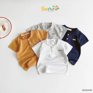 Áo phông cộc tay cổ bomber phối tag da unisex cho bé, áo thun cotton trơn màu mềm mát mẫu mới