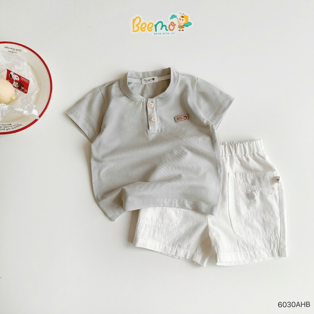 Áo phông cộc tay cổ bomber phối tag da unisex cho bé, áo thun cotton trơn màu mềm mát mẫu mới