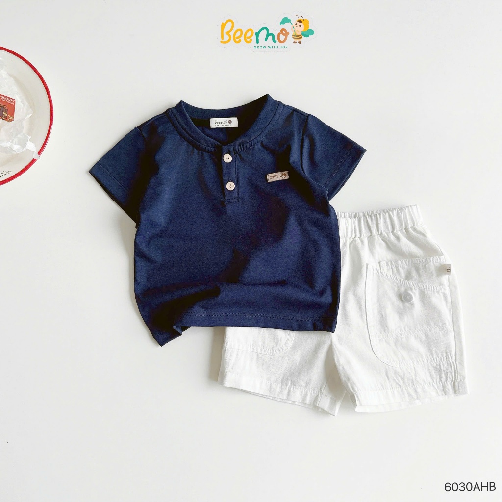 Áo phông cộc tay cổ bomber phối tag da unisex cho bé, áo thun cotton trơn màu mềm mát mẫu mới