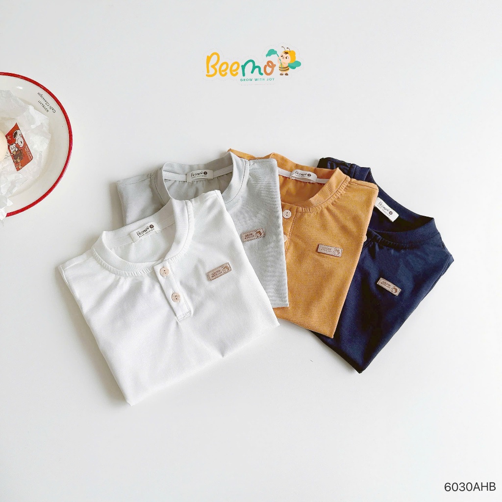 Áo phông cộc tay cổ bomber phối tag da unisex cho bé, áo thun cotton trơn màu mềm mát mẫu mới