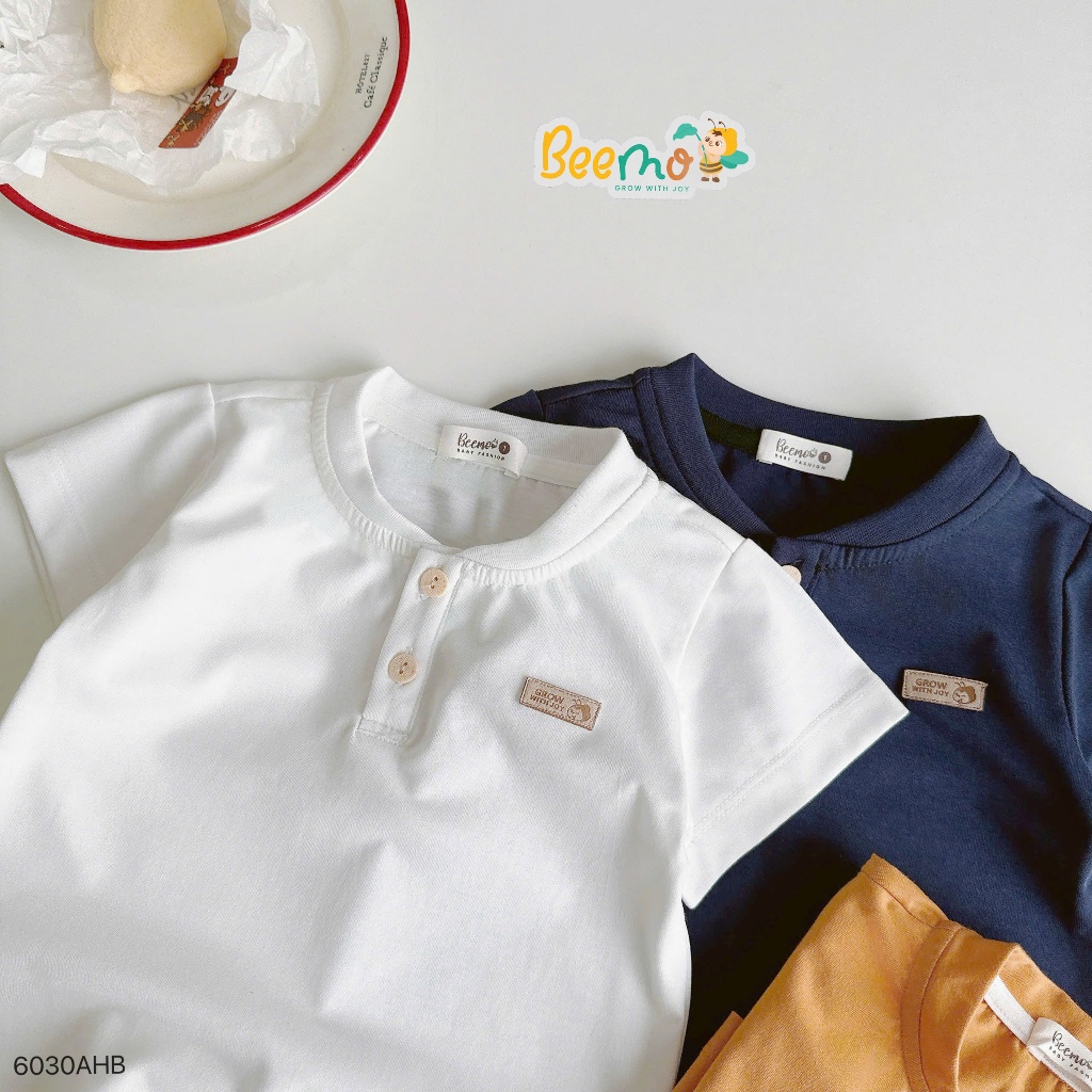 Áo phông cộc tay cổ bomber phối tag da unisex cho bé, áo thun cotton trơn màu mềm mát mẫu mới