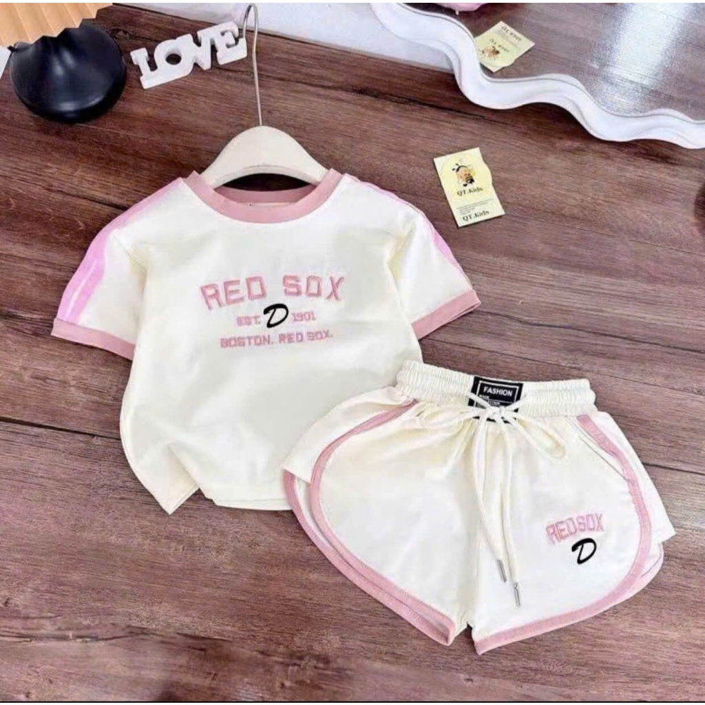 SÉT BỘ QUẦN ĐÙI ÁO PHÔNG CHO BÉ GÁI ( HỌA TIẾT IN HÌNH RED SOX ) sz TỪ 9-36KG CHẤT LIỆU MỀM MỊN THOÁNG MÁT