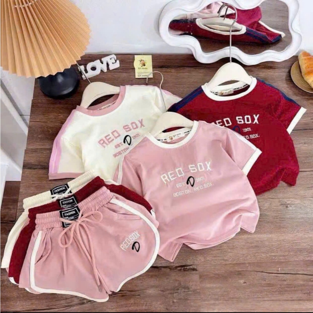 SÉT BỘ QUẦN ĐÙI ÁO PHÔNG CHO BÉ GÁI ( HỌA TIẾT IN HÌNH RED SOX ) sz TỪ 9-36KG CHẤT LIỆU MỀM MỊN THOÁNG MÁT