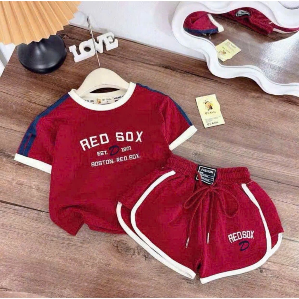 SÉT BỘ QUẦN ĐÙI ÁO PHÔNG CHO BÉ GÁI ( HỌA TIẾT IN HÌNH RED SOX ) sz TỪ 9-36KG CHẤT LIỆU MỀM MỊN THOÁNG MÁT