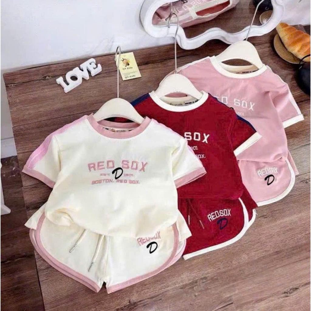 SÉT BỘ QUẦN ĐÙI ÁO PHÔNG CHO BÉ GÁI ( HỌA TIẾT IN HÌNH RED SOX ) sz TỪ 9-36KG CHẤT LIỆU MỀM MỊN THOÁNG MÁT