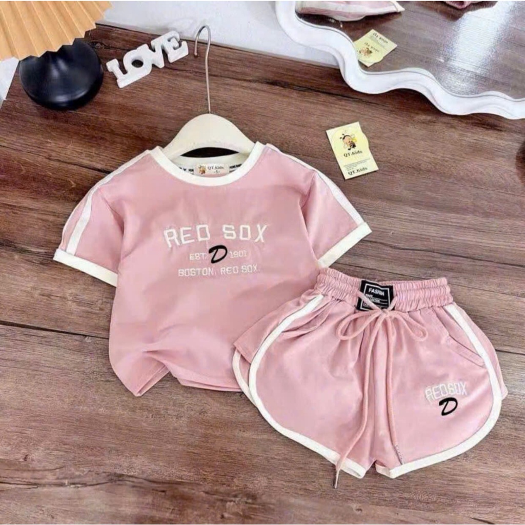 SÉT BỘ QUẦN ĐÙI ÁO PHÔNG CHO BÉ GÁI ( HỌA TIẾT IN HÌNH RED SOX ) sz TỪ 9-36KG CHẤT LIỆU MỀM MỊN THOÁNG MÁT
