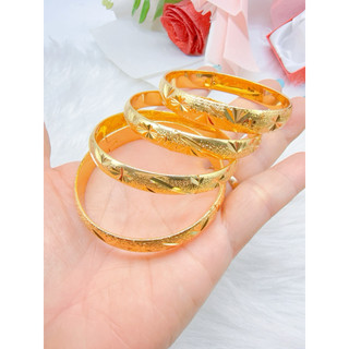 Vòng tay khắc chạm hoa văn Phân loại: Bản 8 ly – Bản 10 ly Màu vàng 18K . Dành cho nữ.
