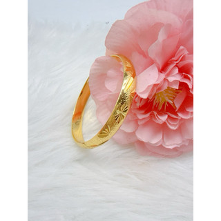 Vòng tay khắc chạm hoa văn Phân loại: Bản 8 ly – Bản 10 ly Màu vàng 18K . Dành cho nữ.