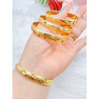 Vòng tay khắc chạm hoa văn Phân loại: Bản 8 ly – Bản 10 ly Màu vàng 18K . Dành cho nữ.
